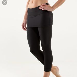 Size 6 lululemon crop with attached skirt